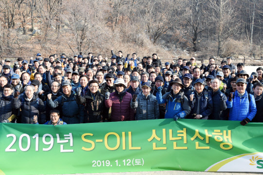 오스만 알 감디 에쓰오일(S-Oil) CEO(앞줄 오른쪽 6번째)와 임직원들이 서울 우이령길에서 트래킹 행사를 갖고 기념촬영을 하고 있는 모습. <에쓰오일(S-Oil) 제공>